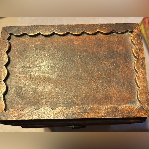 Primitive 3 drawer little cabinet with iron legs and base.  Carved top - Picture 7 of 7